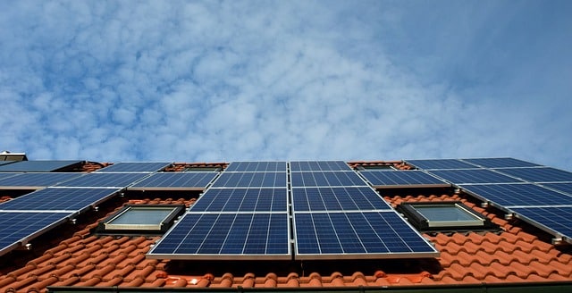 Paneles solares bifaciales, así funciona la eficiente técnica para cargar  electricidad en 2023