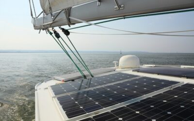 Paneles solares en embarcaciones, ¿para qué se utilizan?