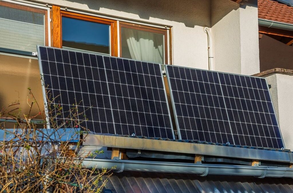 ¿Qué son los paneles solares ‘plug-and-play’ que están arrasando en Alemania?